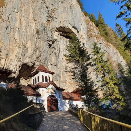 Peștera Ialomiței trece la programul de iarnă. Din 1 octombrie, turiștii pot vizita spectaculoasa grotă din Bucegi între orele 09:00 și 16:00 Peștera Ialomiței trece la programul de iarnă. Din 1 octombrie, turiștii pot vizita spectaculoasa grotă din Bucegi între orele 09:00 și 16:00