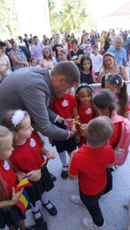 Președintele CJ Dâmbovița, Corneliu Ștefan, alături de elevii dâmbovițeni la început de an școlar! Președintele CJ Dâmbovița, Corneliu Ștefan, alături de elevii dâmbovițeni la început de an școlar!