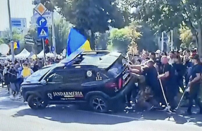 Protestul fermierilor din Piața Victoriei a degenerat: 24 de persoane rănite Protestul fermierilor din Piața Victoriei a degenerat: 24 de persoane rănite