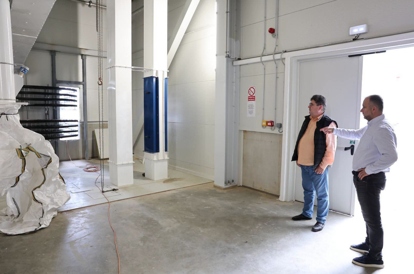 RĂCARI: Fabrica uriașă de hrană pentru câini și pisici, aproape de finalizare