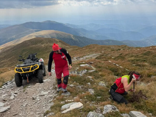 SALVAMONT DÂMBOVIȚA, MUNCĂ ÎN MUNȚII LEAOTA: MARCAJELE TURISTICE, REFĂCUTE PENTRU SIGURANȚA DRUMEȚILOR SALVAMONT DÂMBOVIȚA, MUNCĂ ÎN MUNȚII LEAOTA: MARCAJELE TURISTICE, REFĂCUTE PENTRU SIGURANȚA DRUMEȚILOR