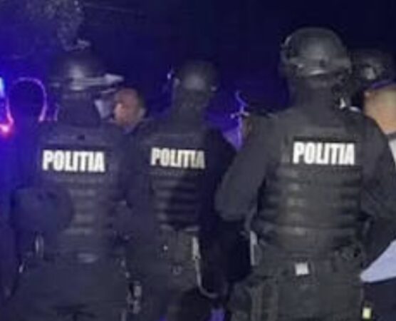 SCANDAL LA IAZU ! BĂRBAT DE 45 DE ANI, REȚINUT DUPĂ CE AR FI AGRESAT UN POLIȚIST ȘI L-AR FI AMENINȚAT CU MOARTEA SCANDAL LA IAZU ! BĂRBAT DE 45 DE ANI, REȚINUT DUPĂ CE AR FI AGRESAT UN POLIȚIST ȘI L-AR FI AMENINȚAT CU MOARTEA