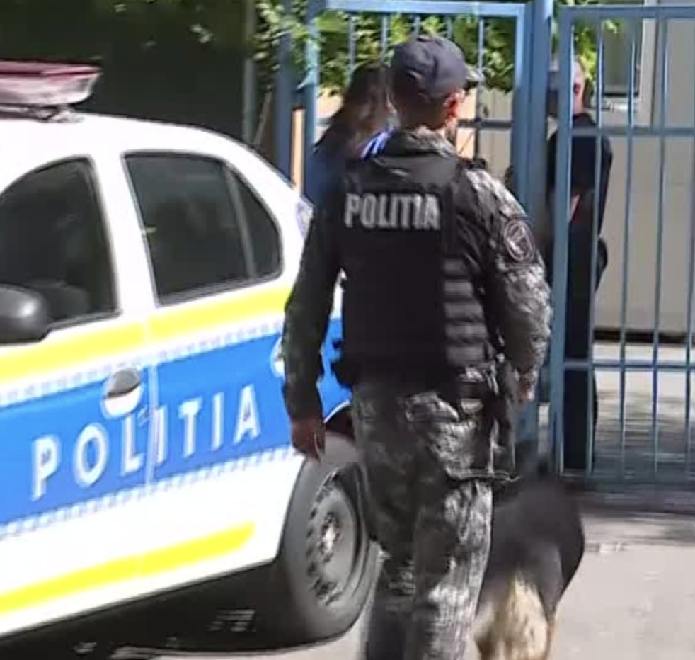 SIGURANȚA ELEVILOR DIN DÂMBOVIȚA, ÎNAINTE DE PRIMUL CLOPOȚEL! POLIȚIA ȘI JANDARMERIA ÎȘI ADAPTEAZĂ DISPOZITIVELE ÎN JURUL ȘCOLILOR