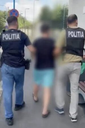 SPARGERE ÎN MIEZ DE NOAPTE LA TÂRGOVIȘTE! A INTRAT DE DOUĂ ORI ÎN ACELAȘI MAGAZIN ȘI A FURAT ȚIGĂRI SPARGERE ÎN MIEZ DE NOAPTE LA TÂRGOVIȘTE! A INTRAT DE DOUĂ ORI ÎN ACELAȘI MAGAZIN ȘI A FURAT ȚIGĂRI