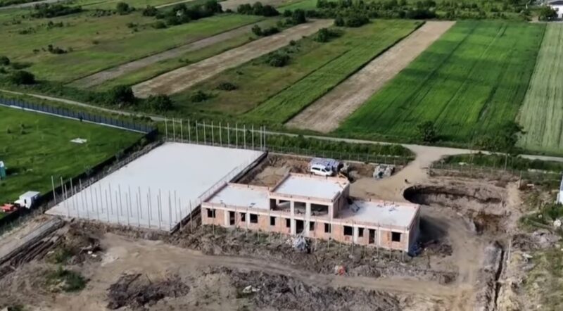TÂRGOVIȘTE: Bază sportivă nouă, teren de fotbal cu 500 de locuri și parcare lângă Complexul de Natație