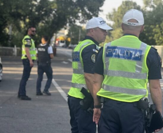 Târgoviște: 110 sancțiuni aplicate de polițiștii rutieri. 65 de șoferi, amendați pentru viteză Târgoviște: 110 sancțiuni aplicate de polițiștii rutieri. 65 de șoferi, amendați pentru viteză
