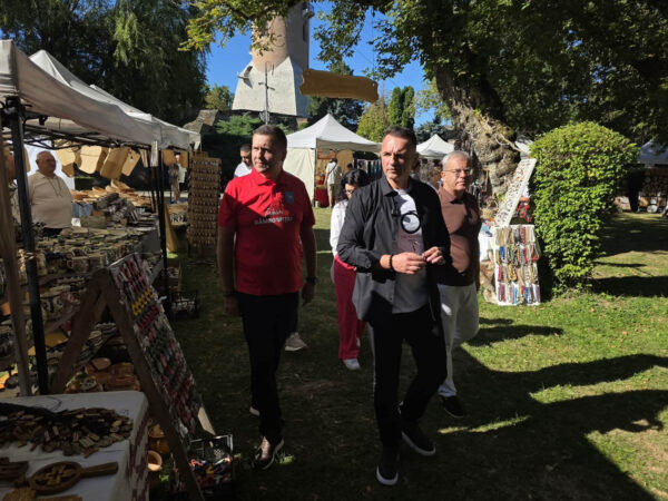 Tradiția românească, la loc de cinste în Parcul Chindia! Târgul Meșterilor Populari, un reper al Zilelor Cetății Târgoviște Tradiția românească, la loc de cinste în Parcul Chindia! Târgul Meșterilor Populari, un reper al Zilelor Cetății Târgoviște