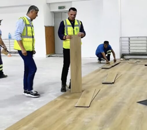 ULTIMELE PREGĂTIRI ÎNAINTE DE ÎNCEPEREA ȘCOLII! Sala de sport de la „Smaranda Gheorghiu”, în plin proces de reabilitare