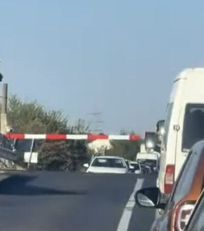 A ocolit bariera la trecerea cu calea ferată, la Gulia! Amendă de aproape 2.000 de lei și permis suspendat 120 de zile