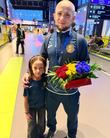 AUR MONDIAL LA LUPTE! Marin Filip, campion mondial la veterani și antrenor la CSU Târgoviște