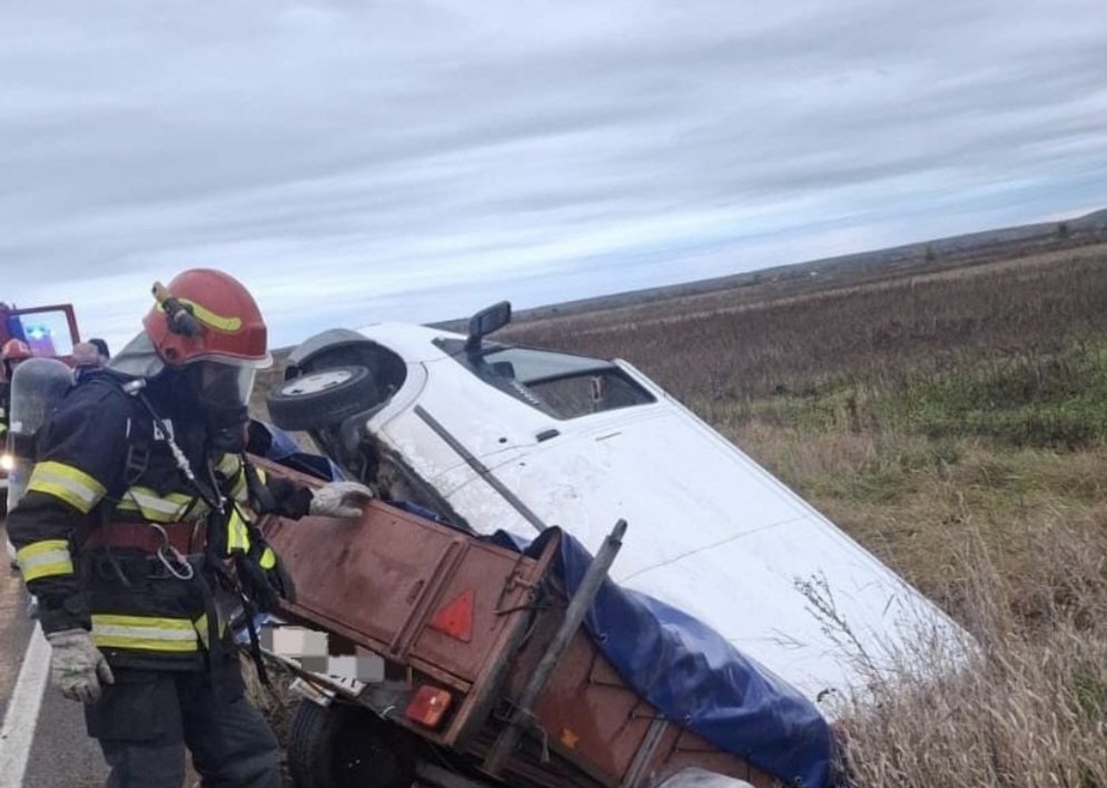 Accident pe DN 72, la Dărmănești! O autoutilitară cu substanțe chimice periculoase a ieșit de pe șosea. Au fost scurgeri de sodă caustică și clorură de var