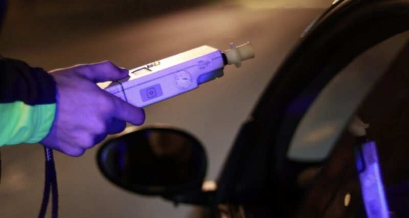 Beat la volanul unui vehicul de mici dimensiuni, cu 0,93 mg/l alcool în aerul expirat! Cinci persoane, înghesuite într-un vehicul cu două locuri