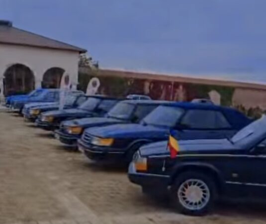 Caravana mașinilor suedeze a ajuns la Potlogi și Târgoviște, în ciuda ploii Caravana mașinilor suedeze a ajuns la Potlogi și Târgoviște, în ciuda ploii