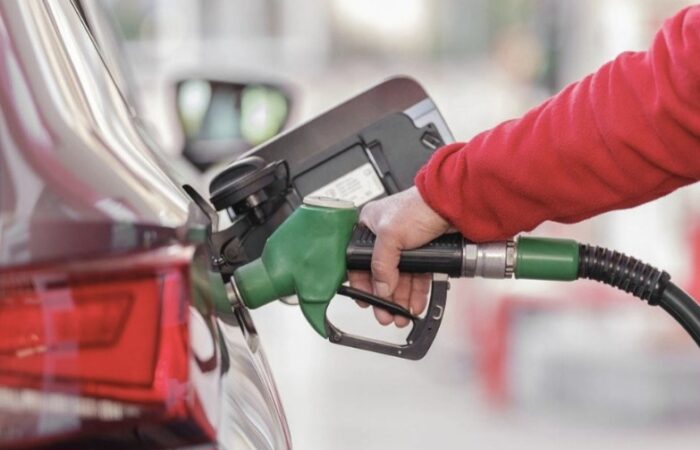 Carburanții au ajuns la prețuri uriașe! Cât costă un plin în România și de ce s-ar putea scumpi și alimentele