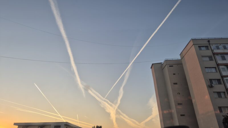 Dârele albe de pe cerul Târgoviștei. Ce s-a întâmplat?