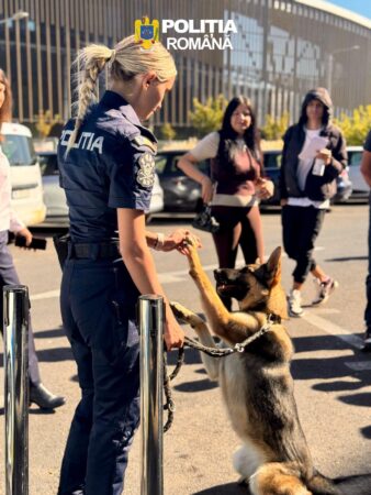 De Ziua Internațională a Animalelor, polițiștii dâmbovițeni au dus lecția responsabilității în școli