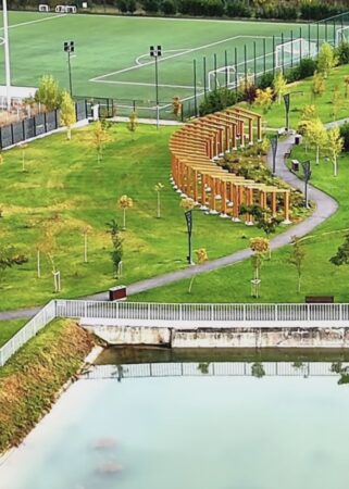 Dintr-o zonă degradată, într-un colț de natură! Parcul de lângă Complexul Turistic de Natație din Târgoviște, o oază de verdeață în mijlocul toamnei