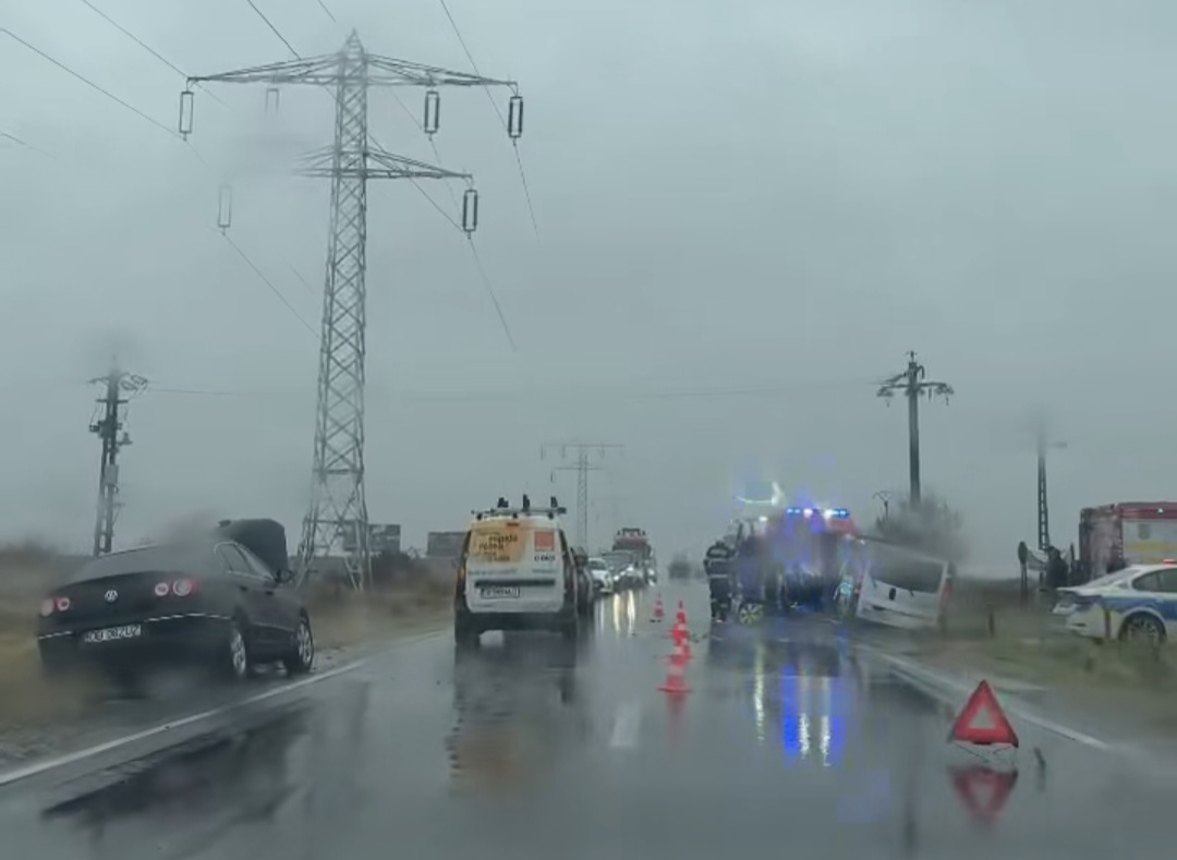 IMPACT VIOLENT ÎN AFARA LOCALITĂȚII ILFOVENI. ȘOFERIȚA ȘI DOI PASAGERI, LA SPITAL