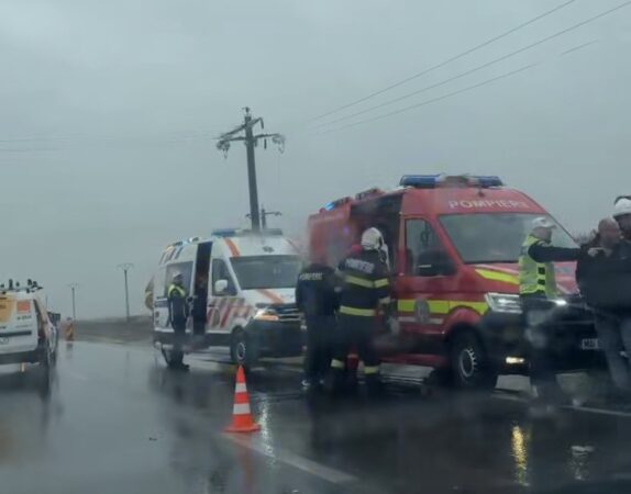 IMPACT VIOLENT ÎN AFARA LOCALITĂȚII ILFOVENI. ȘOFERIȚA ȘI DOI PASAGERI, LA SPITAL IMPACT VIOLENT ÎN AFARA LOCALITĂȚII ILFOVENI. ȘOFERIȚA ȘI DOI PASAGERI, LA SPITAL