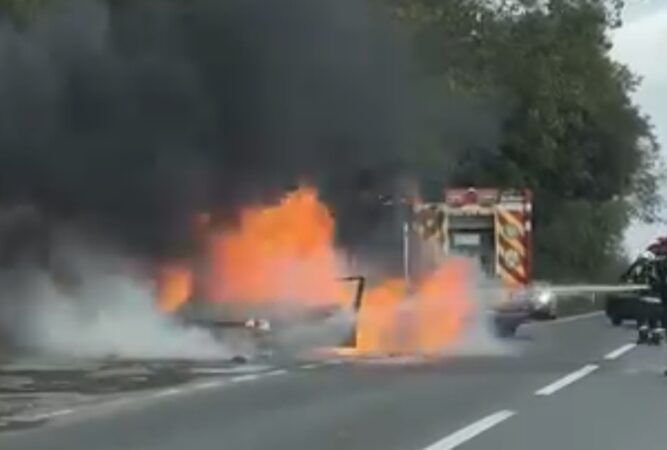 INCENDIU LA UN AUTOTURISM ÎN TEIȘ! POMPIERII DIN TÂRGOVIȘTE AU INTERVENIT DE URGENȚĂ INCENDIU LA UN AUTOTURISM ÎN TEIȘ! POMPIERII DIN TÂRGOVIȘTE AU INTERVENIT DE URGENȚĂ