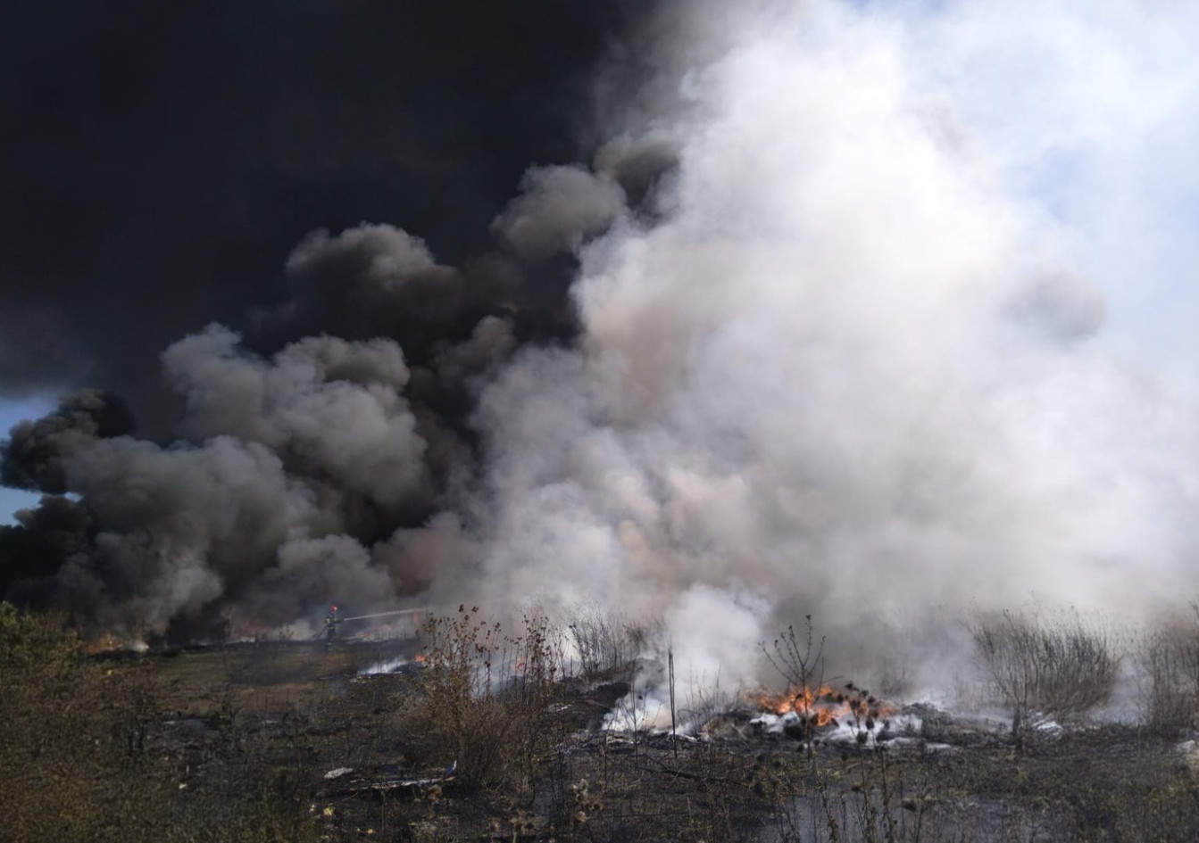 INCENDIU DE PROPORȚII LA BĂLTENI! POMPIERII AU INTERVENIT CU TREI AUTOSPECIALE, IAR FUMUL DENS A ADUS RO-ALERT