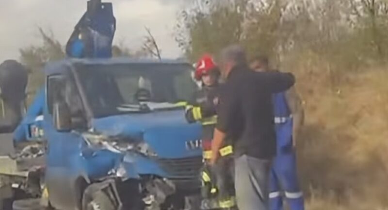 Impact violent între un tractor și o autoutilitară, pe DN 72A, în Voinești!