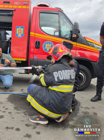 Micii vizitatori, în mijlocul pompierilor din Târgoviște. Copiii au descoperit autospecialele și echipamentele de intervenție