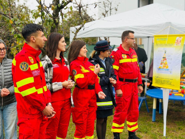 Pompierii dâmbovițeni, lecții de siguranță pentru copii la „Orășelul Sănătății” din Târgoviște