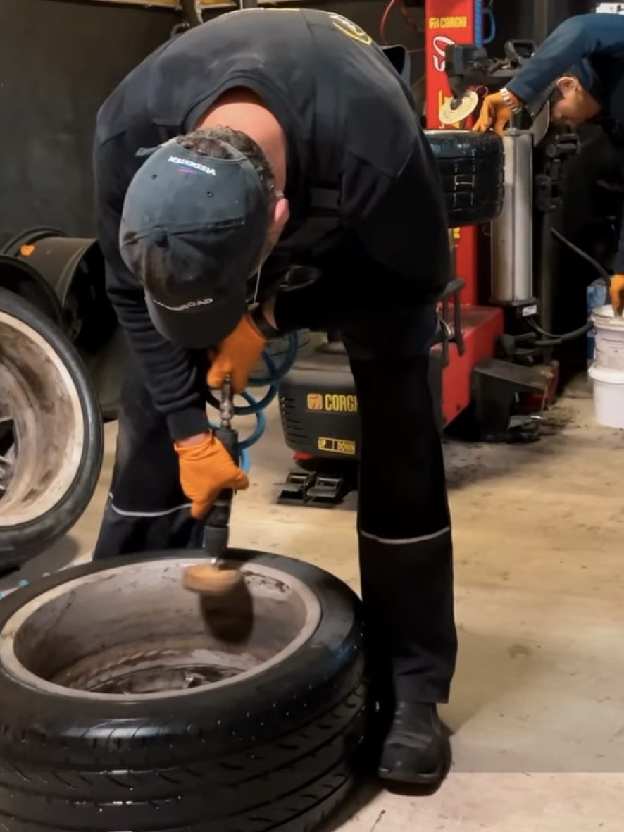 ȘOFERI, ATENȚIE! Legea nu spune că trebuie să aveți anvelope de iarnă de la o anumită dată, ci că trebuie să le aveți atunci când circulați pe drumuri acoperite cu zăpadă, gheață sau polei.