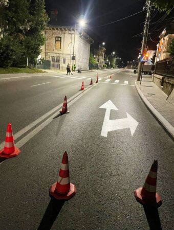 Schimbul de noapte la Târgoviște! Marcajele rutiere sunt refăcute pentru siguranța șoferilor și pietonilor