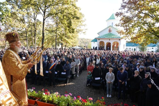 Sfințire impresionantă la Schitul „La Stejari”, din Dâmbovița! Mii de credincioși au participat la slujba oficiată de Mitropolitul Nifon