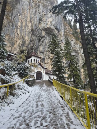 TOAMNA ȘI IARNA, SPECTACOL DE POVESTE la Peștera Ialomiței TOAMNA ȘI IARNA, SPECTACOL DE POVESTE la Peștera Ialomiței