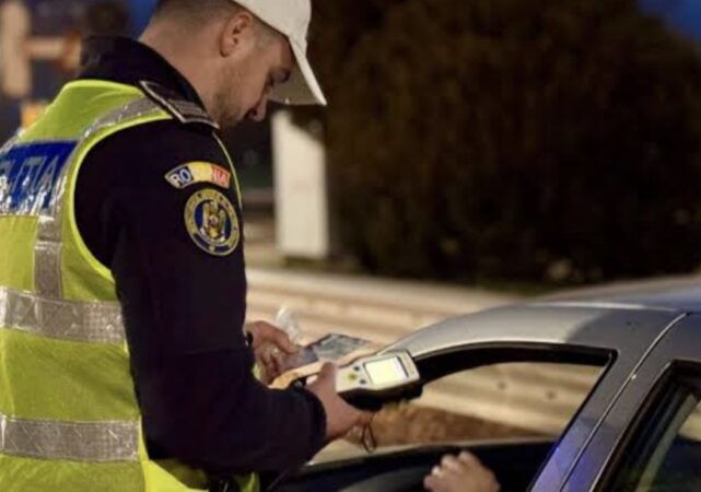 TREI ȘOFERI, PRINȘI BEȚI LA VOLAN ÎN DÂMBOVIȚA! Unul avea 1,15 mg/l alcool pur în aerul expirat TREI ȘOFERI, PRINȘI BEȚI LA VOLAN ÎN DÂMBOVIȚA! Unul avea 1,15 mg/l alcool pur în aerul expirat